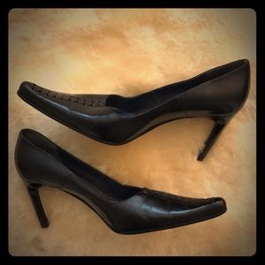 BCBG leather pumps w/ lace-up détail